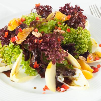 Salatplatte mit Lollo Rosso, Lollo Bionda und Eichblattsalat ©CC3.0 Sachsenschmaus